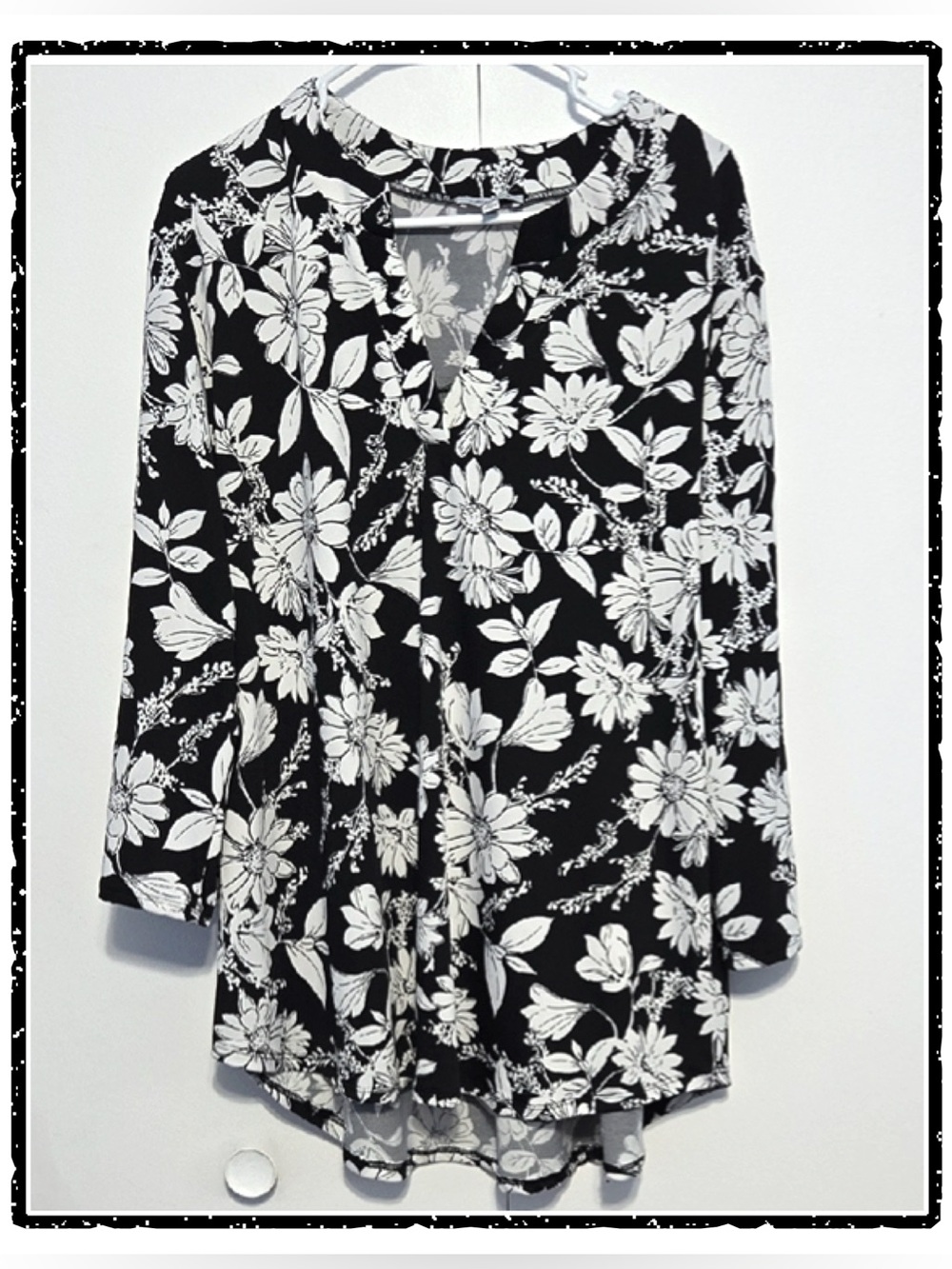 Black & White Floral V-Neck Long Sleeve Women's Top